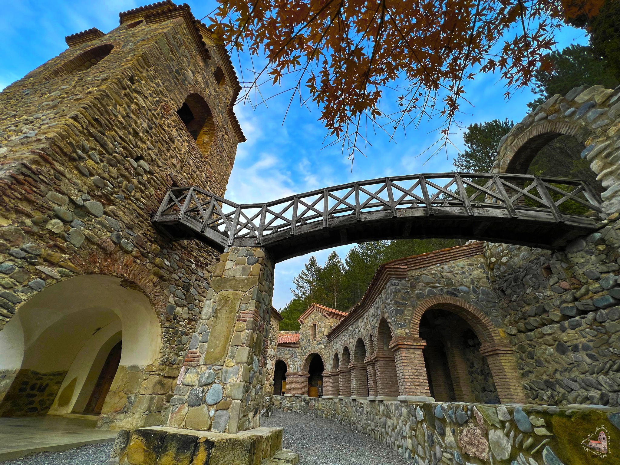 მონასტრის ეზო