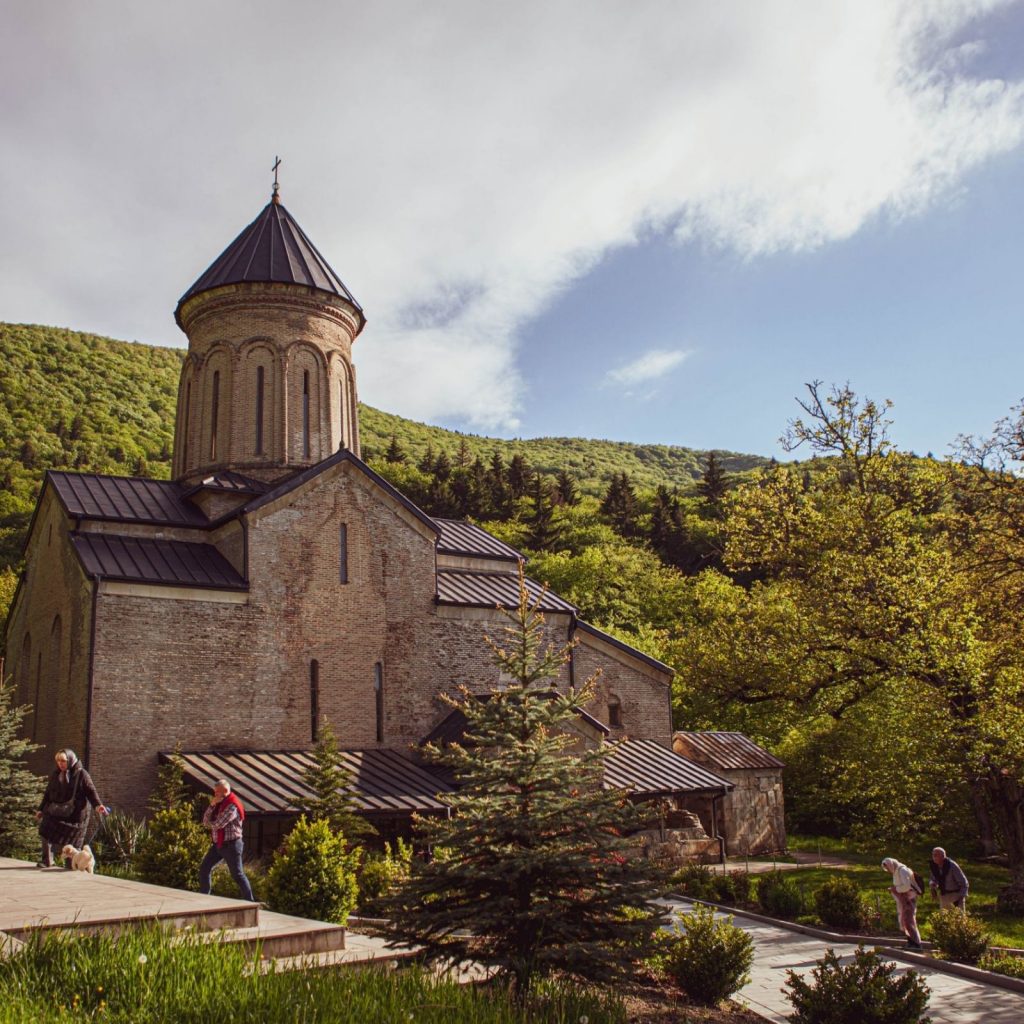 მონასტრის ეზო